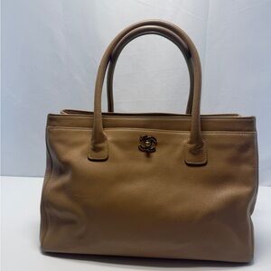 CHANEL
Caviar Leather Cerf Shopper Bag Beige